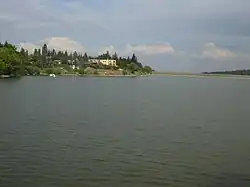 Pohled na přehradu; v pozadí část hráze