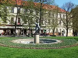 kašna s bronzovou sochou Matka s dítětem v Kopeckého sadech, autor: Jiří Hanzálek[5][6]