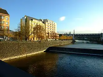 Pohled na jižní část Denisova nábřeží se správní budovou PMDP z Wilsonova mostu