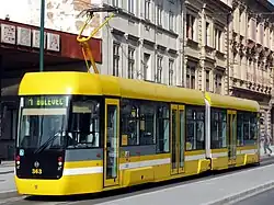 Tramvaj VarioLF2/2 IN v zastávce Anglické nábřeží