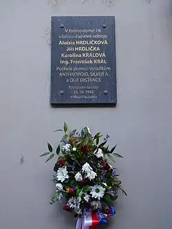 Pamětní deska na domě, kde Královi žili před válkou – Klatovská třída 1600/78, Plzeň