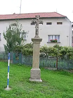 Barokní kříž poblíž návsi
