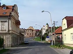 Počaply, Fügnerova ulice, pohled k Preislerovu náměstí a kostelu Nanebevzetí Panny Marie