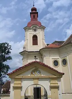 Vstup do počapelského kostela sv. Vojtěcha