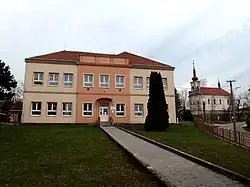 Základní škola a kostel svatého Bartoloměje