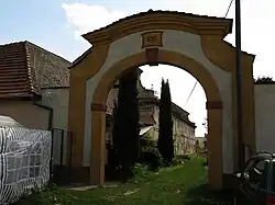 Počeplice, sýpka s branou.jpg