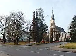 Lípové náměstí s kostelem svatých Petra a Pavla