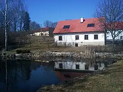 Dům čp. 15 a rybník ve vsi