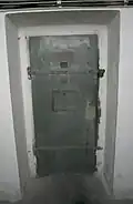 Dveře vězeňské cely