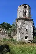 Zchátralá věž kostela