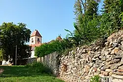 Jeden z úseků částečně dochované hradby