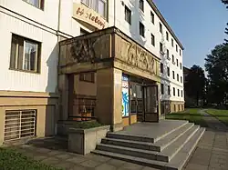 Reliéf nad vstupem do hotelového domu