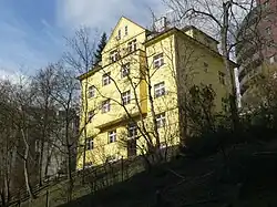 Dům Pod Zvonařkou 2317/1 na Vinohradech, kde Margarete Schell bydlela od roku 1939 a 9. 5. 1945 byla zatčena.