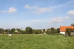 Pohled na vesnici od příjezdové silnice