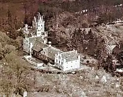 Novogotický zámek Podhrad s přilehlými hospodářskými budovami na archívním snímku