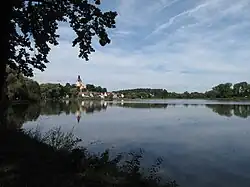 Rybník s obcí Putim, v pozadí kostel sv. Vavřince
