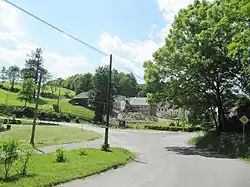 Křižovatka dělící vesnici na dvě části. Příjezd od Budišova n. B., rovně pokračování do Města Libavé