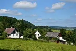 Pohled z jihovýchodu na horní část vesnice