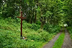 Kříž u cesty na v místech, kde vesnice stávala