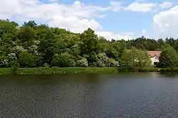 Zámecký rybník s budovou hospodářského dvora