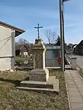 Podstavec kříže původně nesl sochu J. Nepomuckého