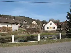 Rybník v obci podolí