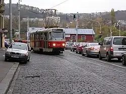 Tramvaj v Podolské ulici po vjezdu do smyčky