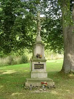 Kamenný kříž v centru obce