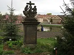 Podsedice, sousoší Nejsvětější Trojice v zahradě domu čp.174.jpg