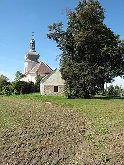 Kostel od východu, v popředí márnice
