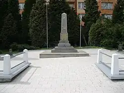 Pohřebiště Rudé armády s památníkem Rudoarmějců (Bruntál).JPG