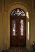 Vstupní dveře s vitráží, pohled z interiéru.