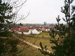 Pohled na Mutišov z návrší nad žel. zastávkou