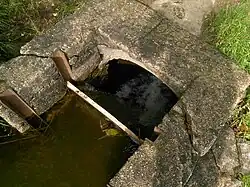 Pohled do propusti na jejím začátku.