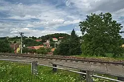 Pohled na Jesenec od vlakové zastávky