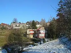 Čelní pohled na Rychtrovu boudu z hlavní silnice, pořízeno v jarním období