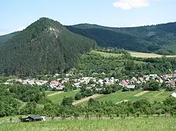 Stupné, v pozadí vrch Žeravica