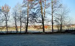 Pohled na Synkov od železniční zastávky přes řeku Kněžnou