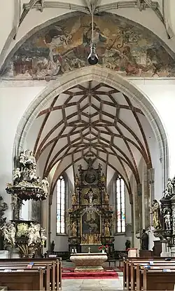 Pohled na hlavní oltář a klenbu kněžiště