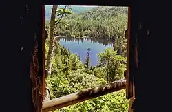 Pohled na jezero z kaple