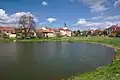 Pohled na vesnici přes rybník