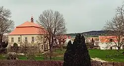 Pohled na zámek a sýpku v roce 2024