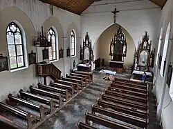 Pohled do kostelní lodi z kůru (rok 2025)