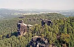 Pohled z úbočí Papststeinu směrem ke Kleinhennersdorfer Stein