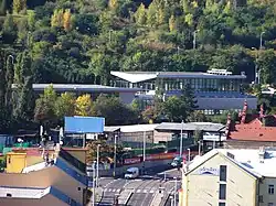 Pohled z Pavího vrchu na plavecký stadion Radlice