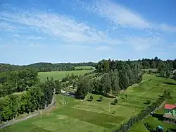 Pohled na hřbitov z věže kostela svatého Mikuláše