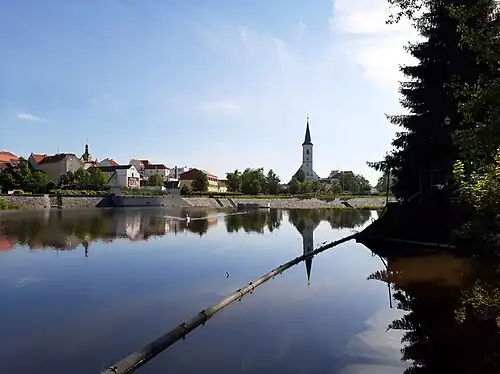 Pohled od lávky z pravého břehu řeky Otavy