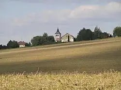 Celkový pohled na ves s kostelem sv. Prokopa