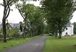 Hlavní ulice od východu: vpravo kostel Panny Marie, vlevo nová zástavba