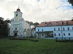 Kostel svatého Jana Nepomuckého a jižní průčelí zámku